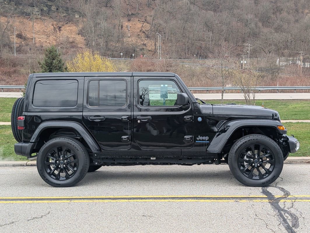 Used 2025 Jeep Wrangler Unlimited Sahara w/ Safety Group image 3