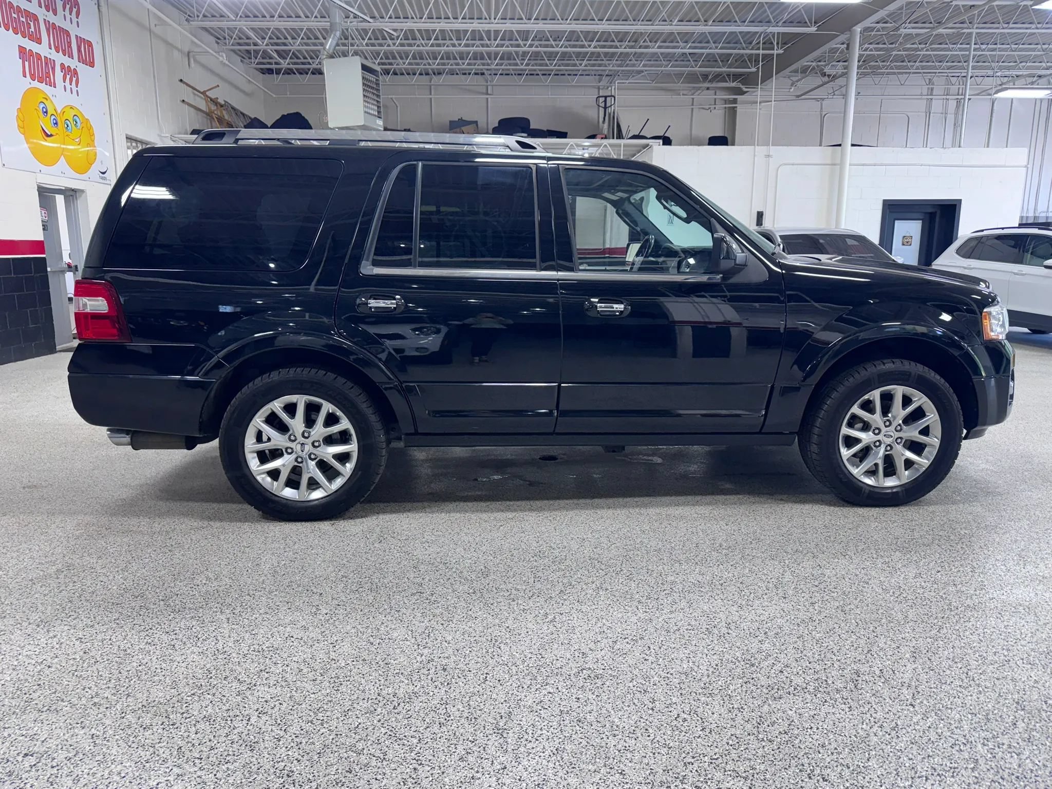 Used 2017 Ford Expedition Limited w/ Equipment Group 301A AWD/4WD image 2