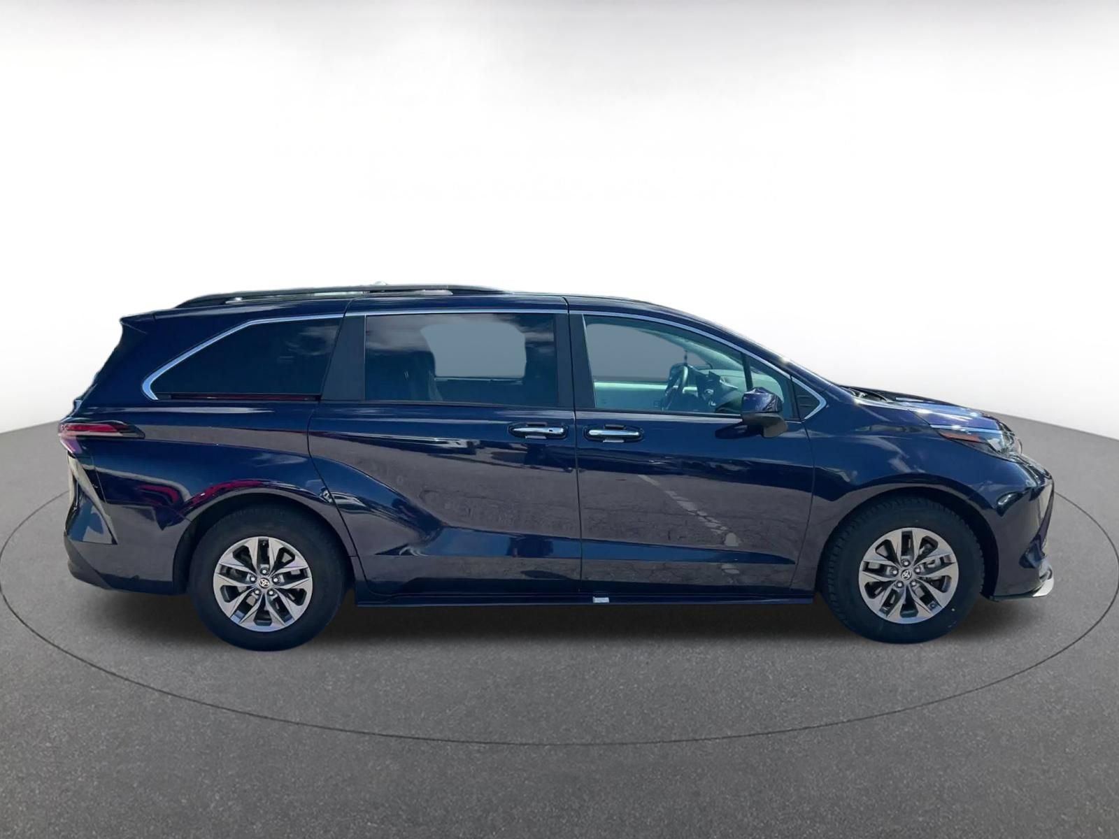 Used 2025 Toyota Sienna XLE FWD image 15