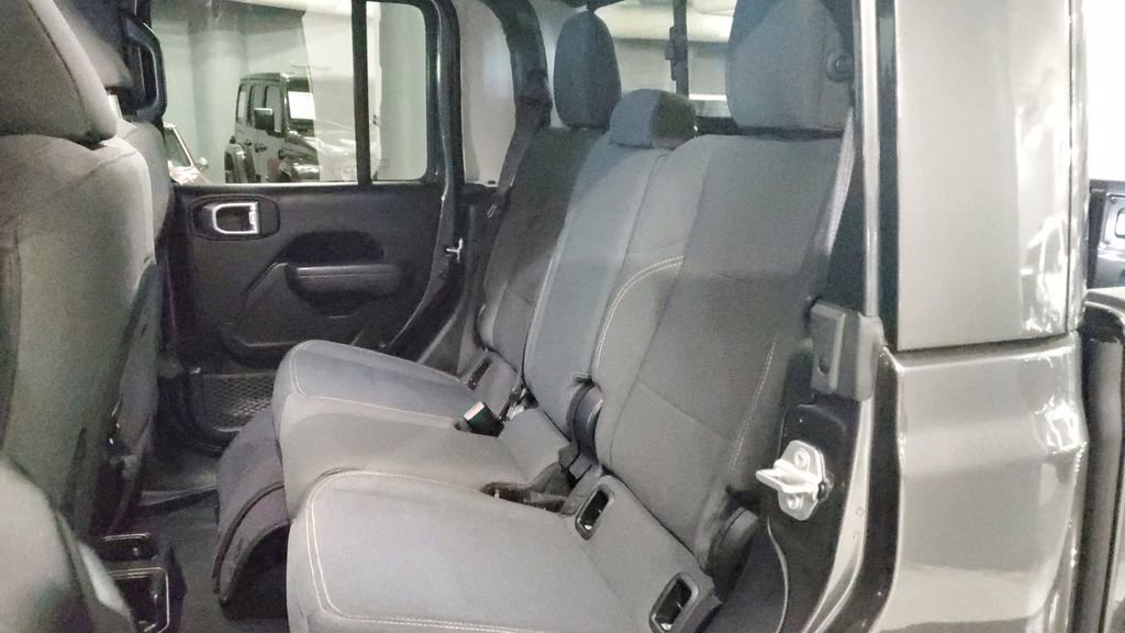 Used 2025 Jeep Gladiator Sport image 13