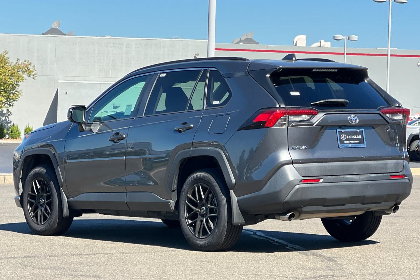 Used 2019 Toyota RAV4 LE FWD image 7