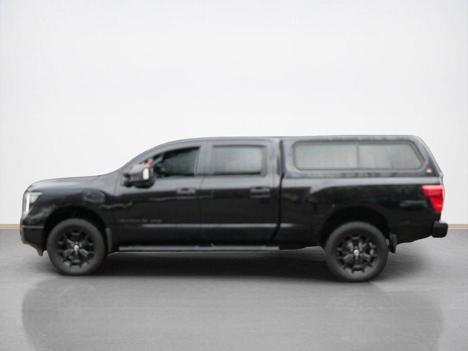 Used 2018 Nissan Titan SL w/ Midnight Edition image 6