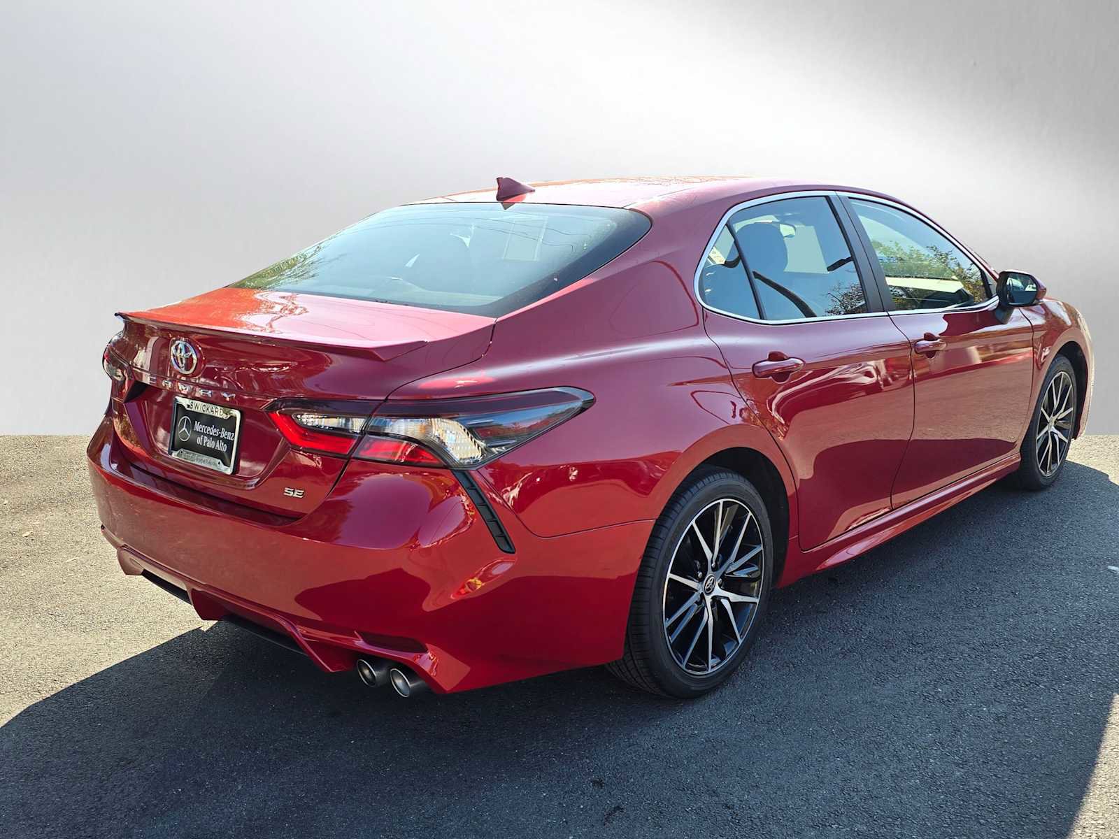 Used 2024 Toyota Camry SE image 3