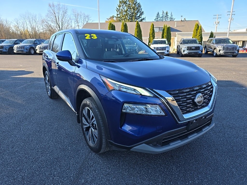 Used 2023 Nissan Rogue SV image 3