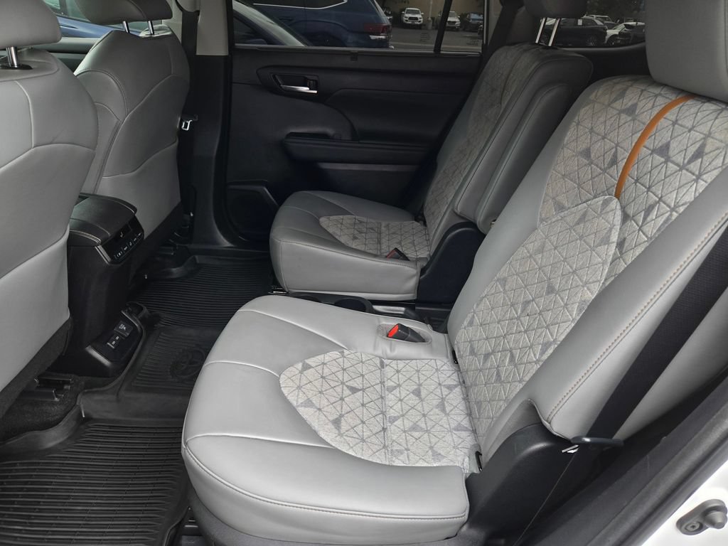 Used 2023 Toyota Highlander Bronze Edition AWD/4WD image 12