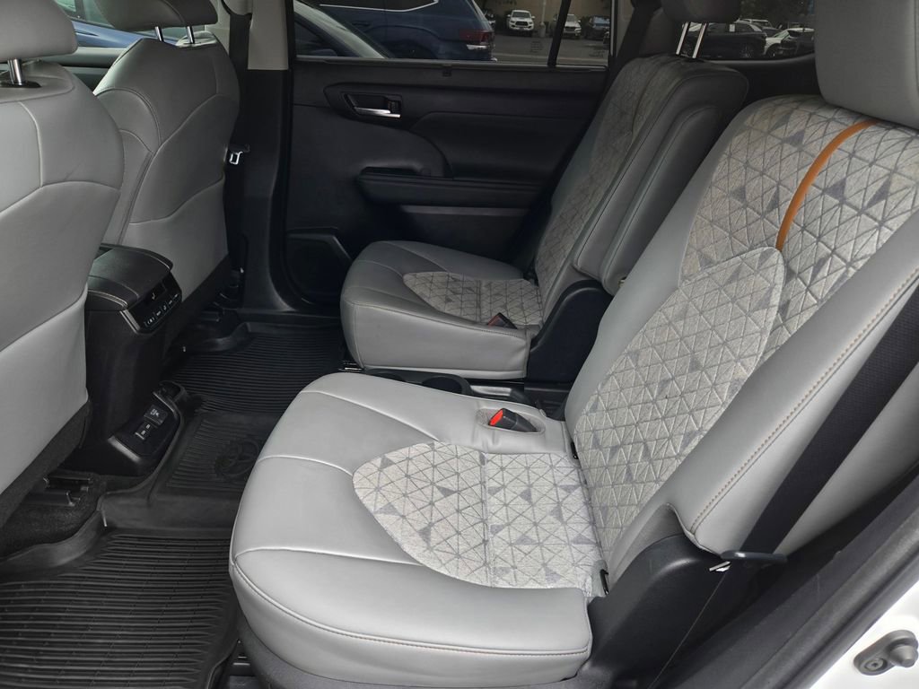 Used 2023 Toyota Highlander Bronze Edition AWD/4WD image 12