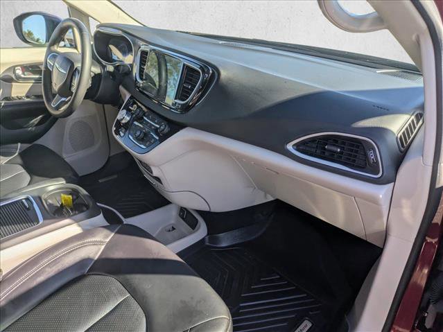 Used 2023 Chrysler Pacifica Touring-L image 19