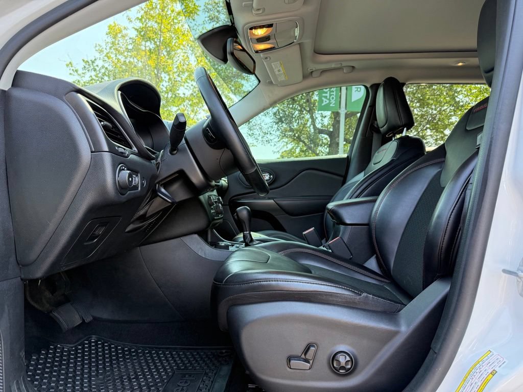 Used 2019 Jeep Cherokee Trailhawk w/ Comfort/Convenience Group AWD/4WD image 12