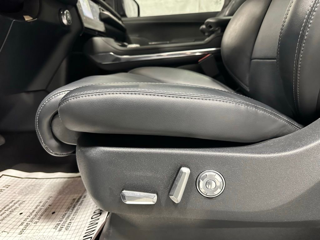 Used 2025 Lincoln Navigator Reserve image 13