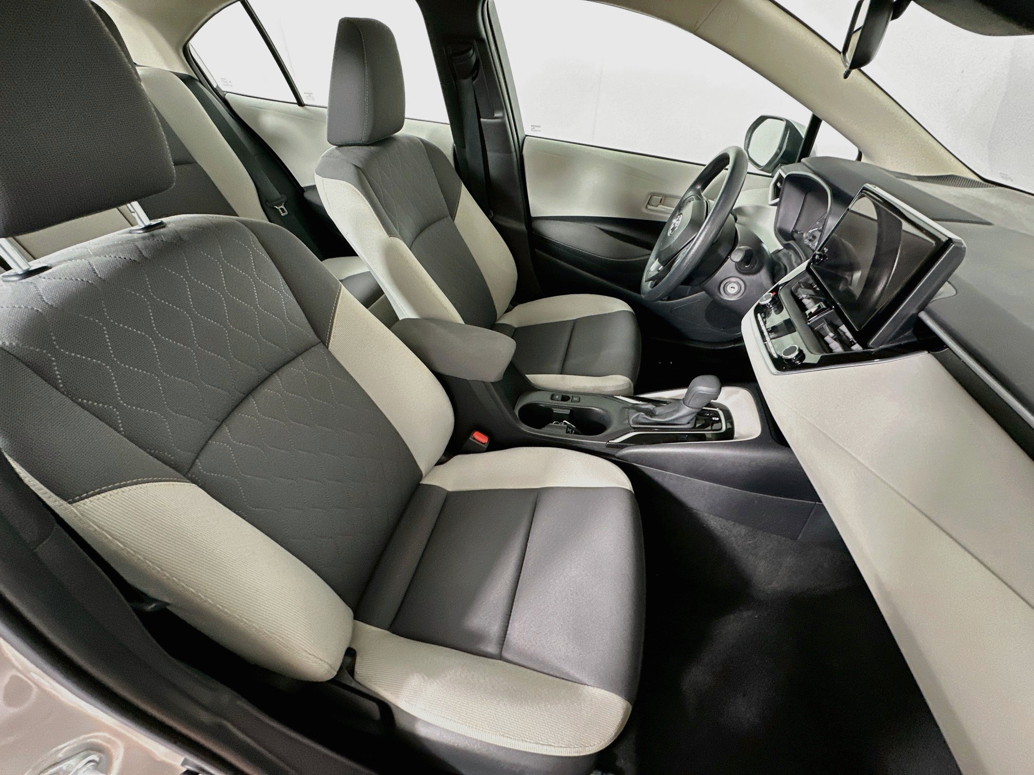 Used 2025 Toyota Corolla LE FWD image 29