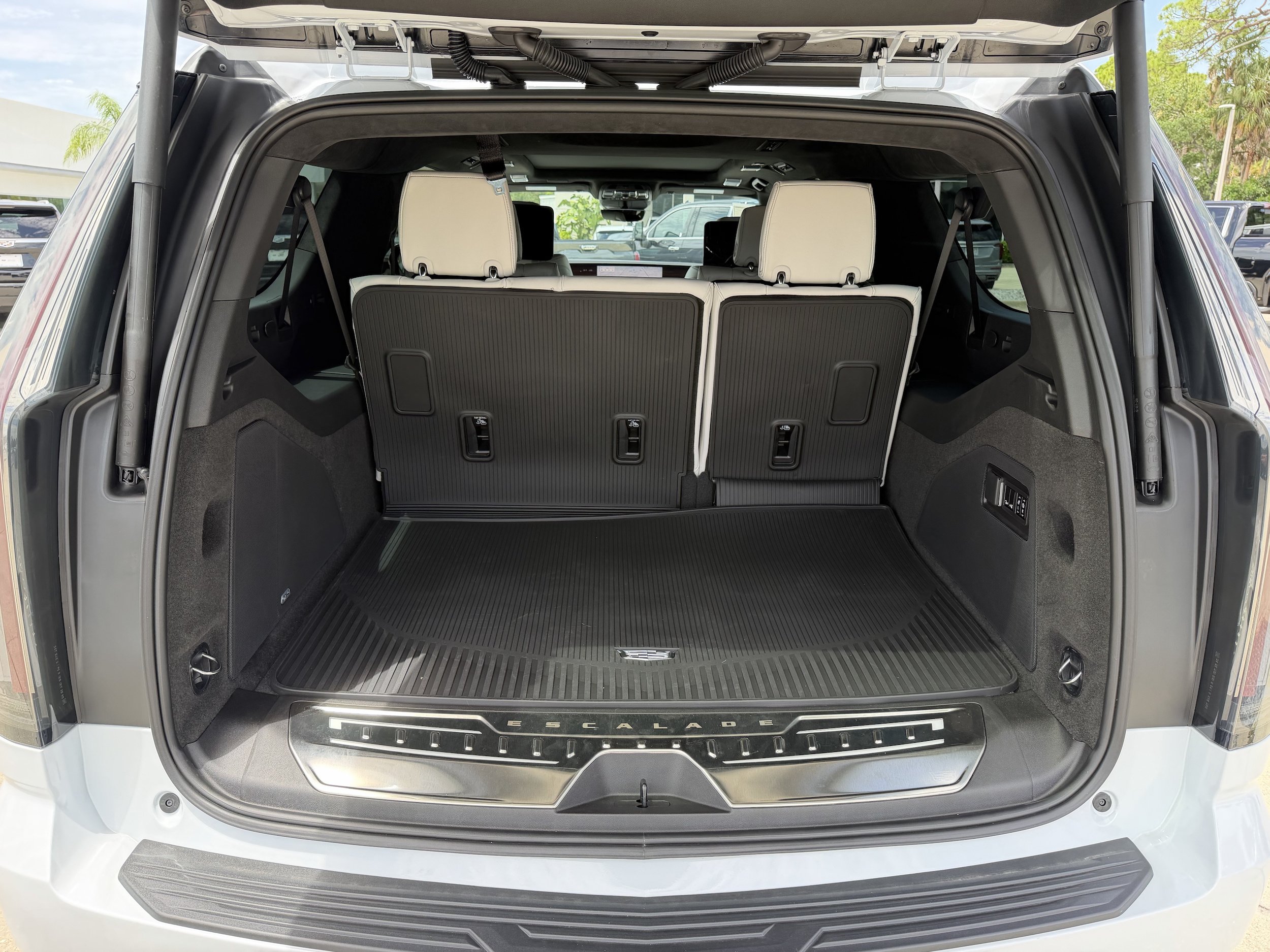 New 2026 Cadillac Escalade ESV Platinum Sport w/ LPO, ONYX Package AWD/4WD image 11