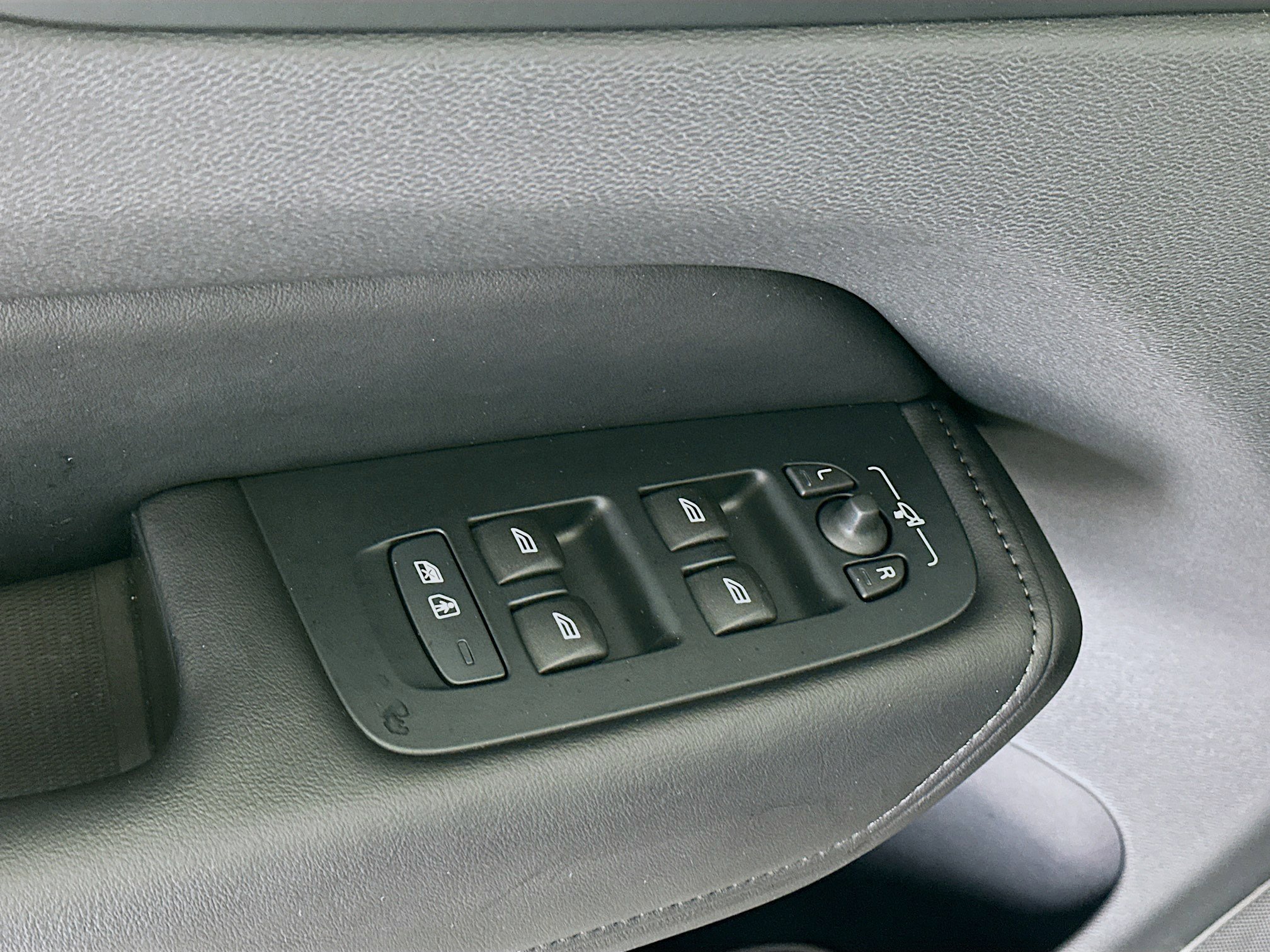 Used 2025 Volvo XC60 B5 Plus image 15