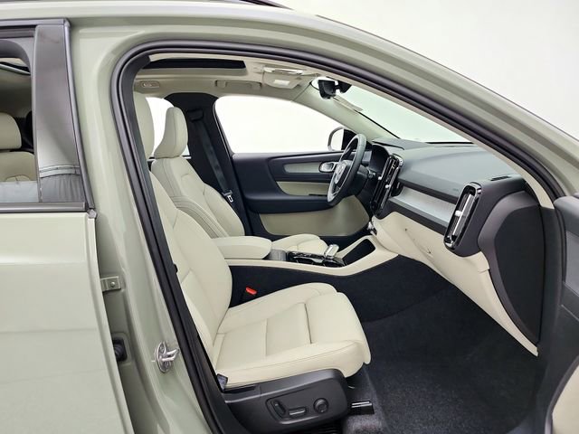 Certified 2025 Volvo XC40 B5 Plus w/ Protection Package Premier AWD/4WD image 14
