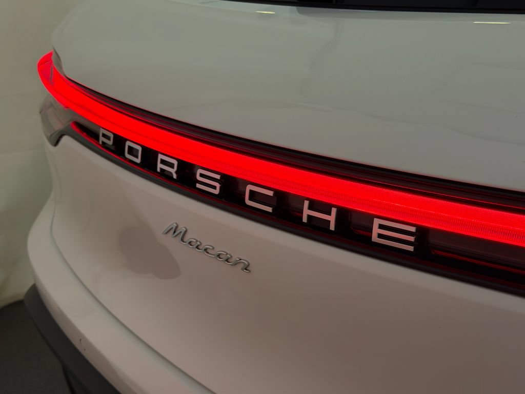 Used 2026 Porsche Macan AWD/4WD image 25