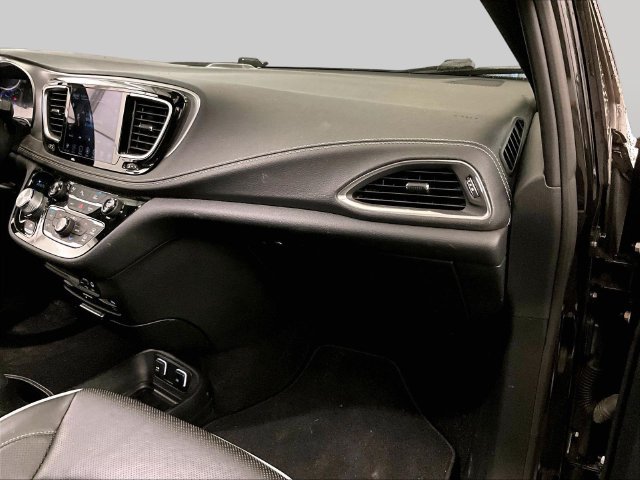 Used 2019 Chrysler Pacifica Limited w/ Advanced Safetytec Group FWD image 15
