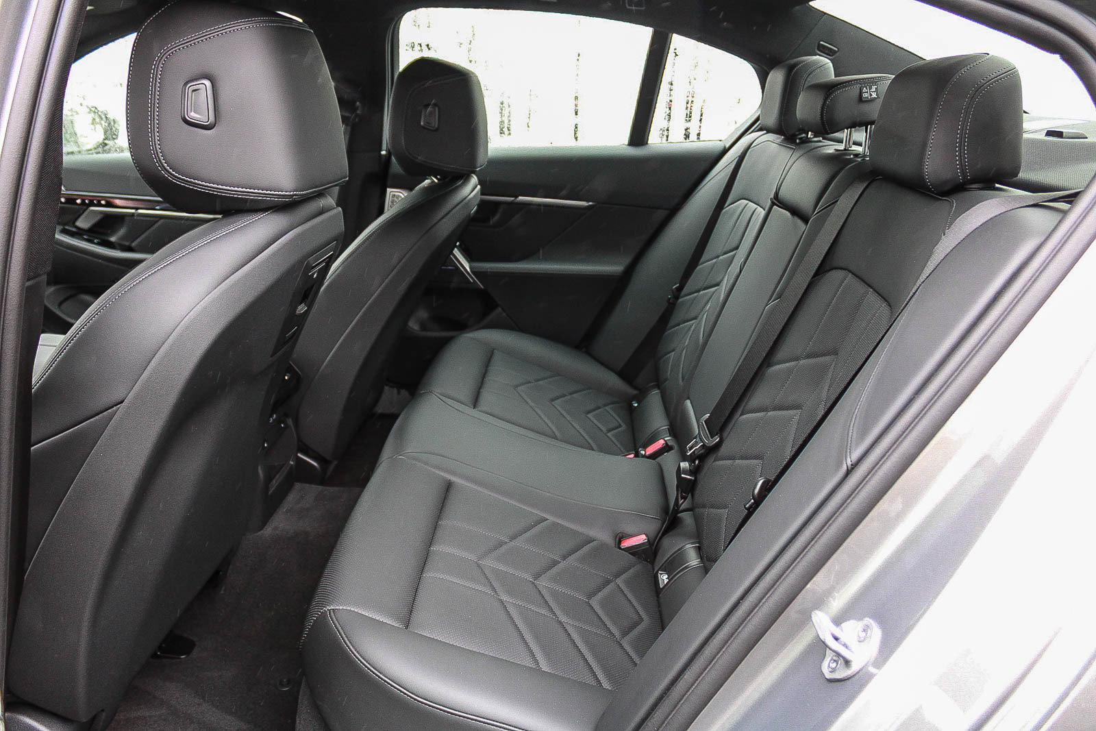 Certified 2026 BMW 550e xDrive AWD/4WD image 18