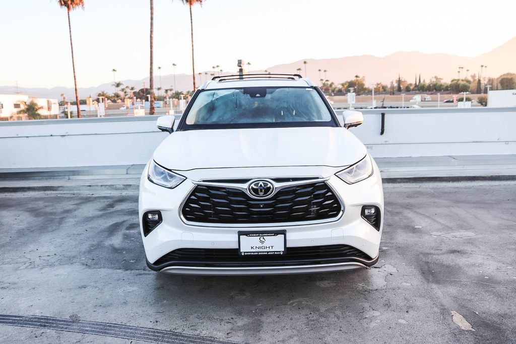 Used 2023 Toyota Highlander Platinum FWD image 3