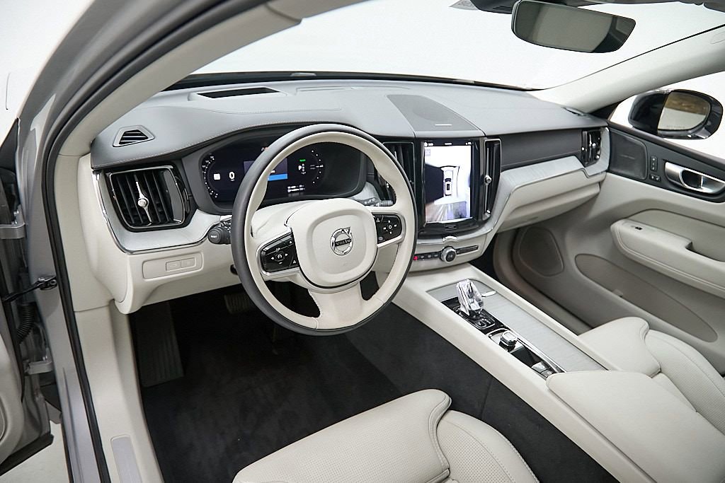 Certified 2024 Volvo XC60 T8 Ultimate w/ Protection Package Premier image 13