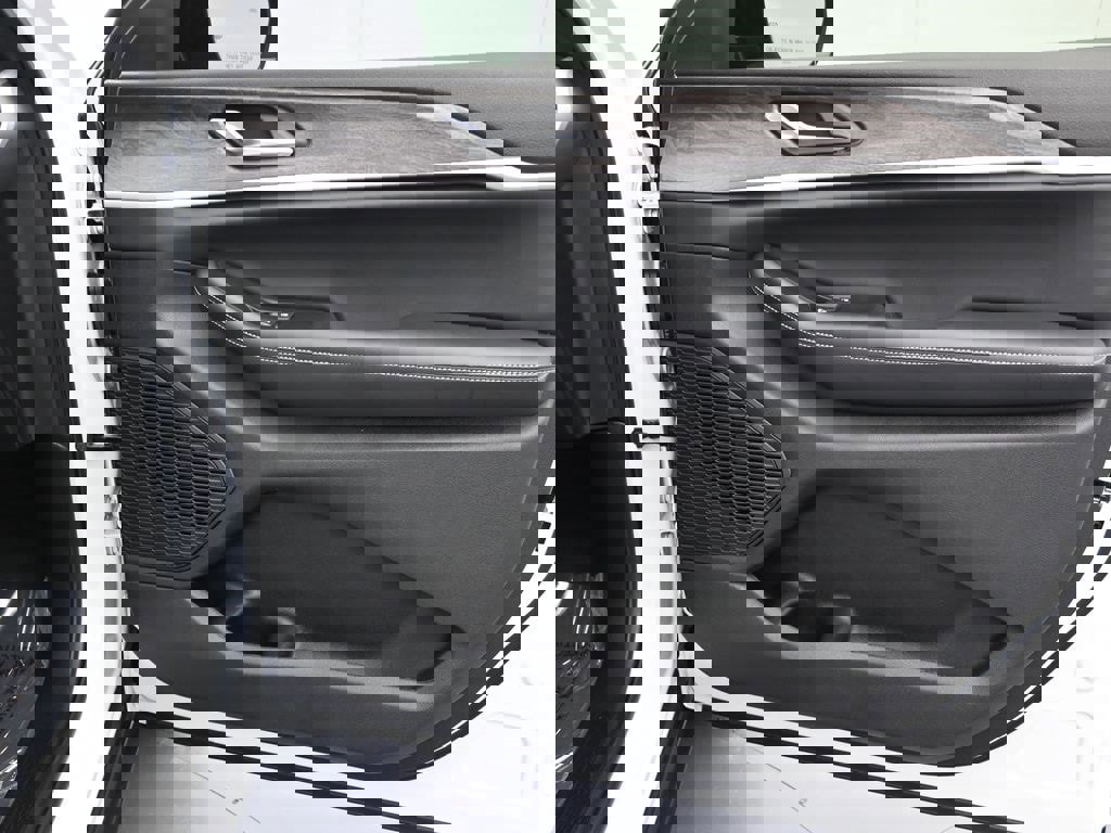 New 2025 Jeep Grand Cherokee Limited image 36