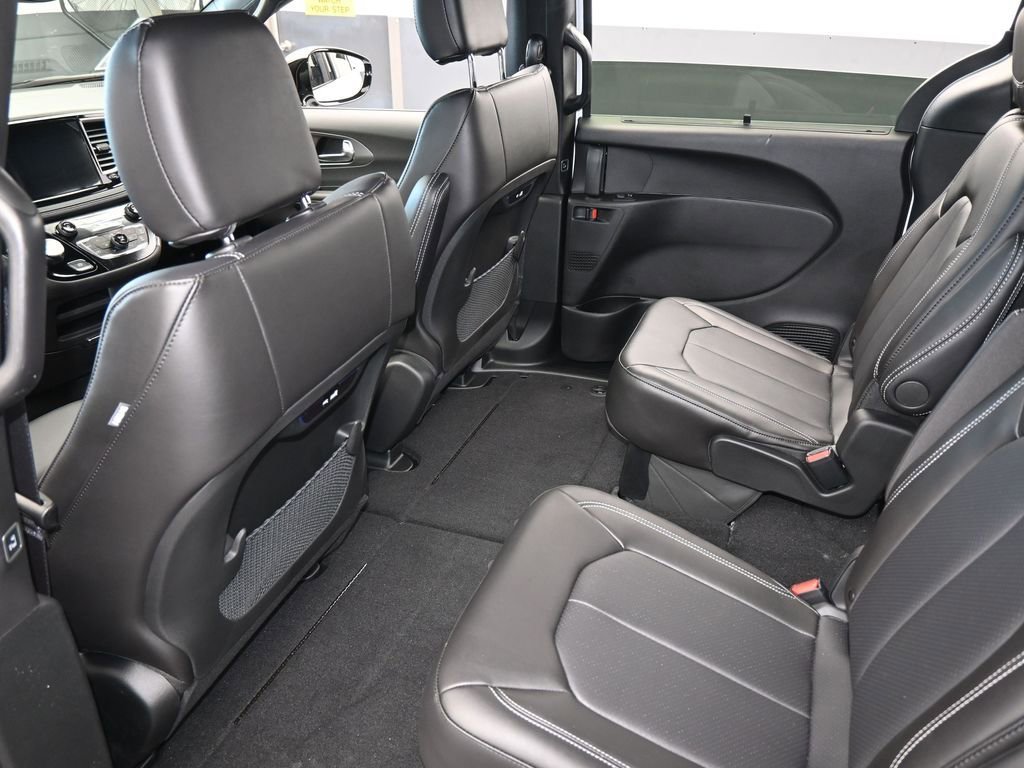 New 2026 Chrysler Pacifica Select FWD image 30