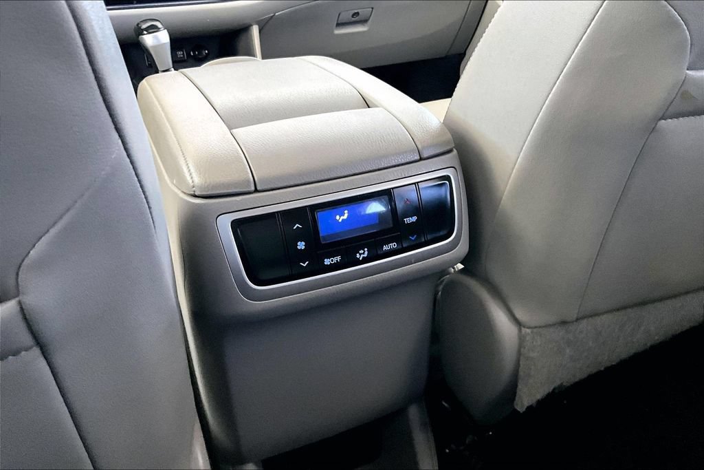 Used 2019 Toyota Highlander XLE w/ Carpet Mat Package (TMS) FWD image 10