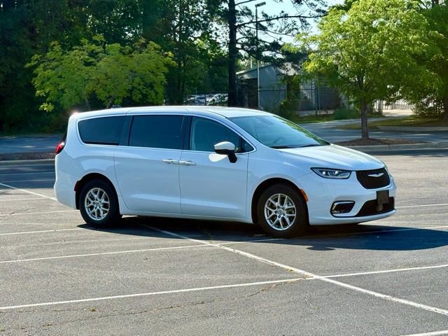 Used 2023 Chrysler Pacifica Touring-L FWD image 10