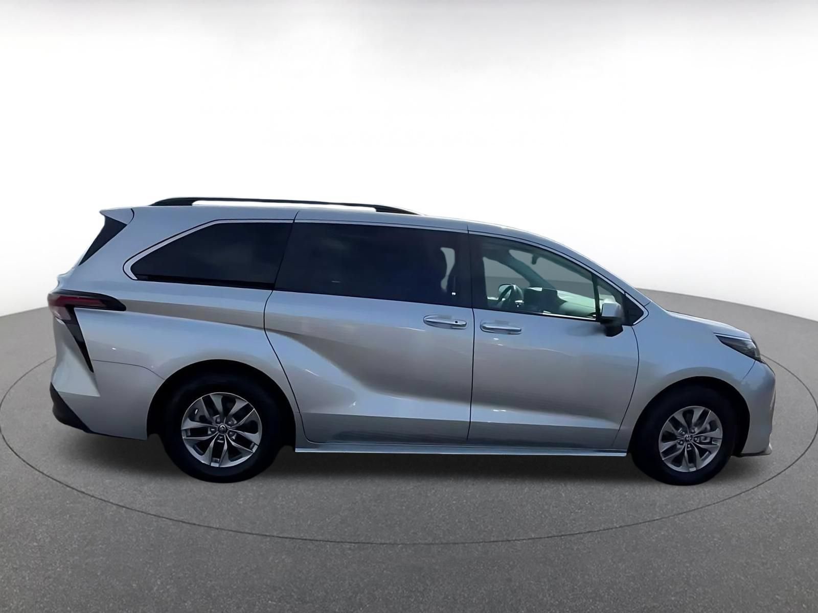 Used 2025 Toyota Sienna XLE FWD image 14