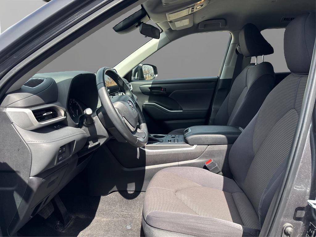 Used 2023 Toyota Highlander LE AWD/4WD image 9