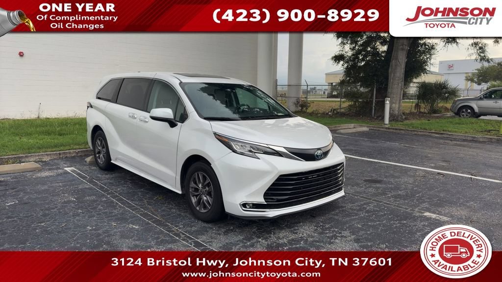 Used 2024 Toyota Sienna XLE FWD image 1