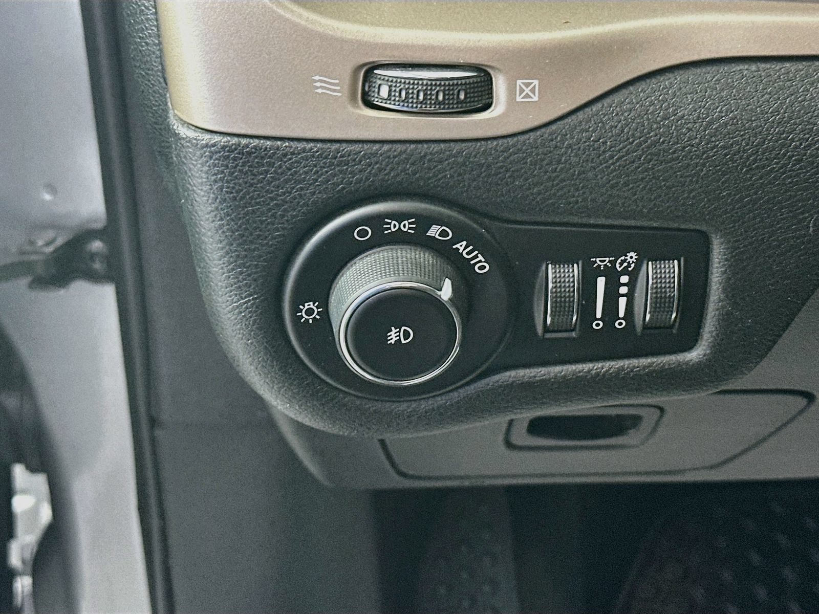 Used 2015 Jeep Cherokee Latitude w/ Cold Weather Group FWD image 10