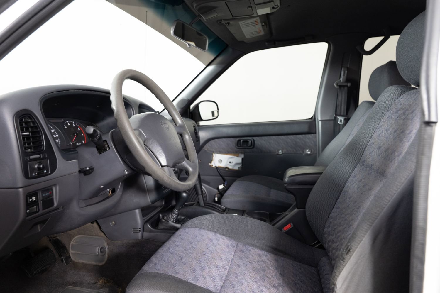 Used 1997 Nissan Pathfinder LE AWD/4WD image 13