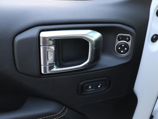 Used 2025 Jeep Wrangler Sahara image 18