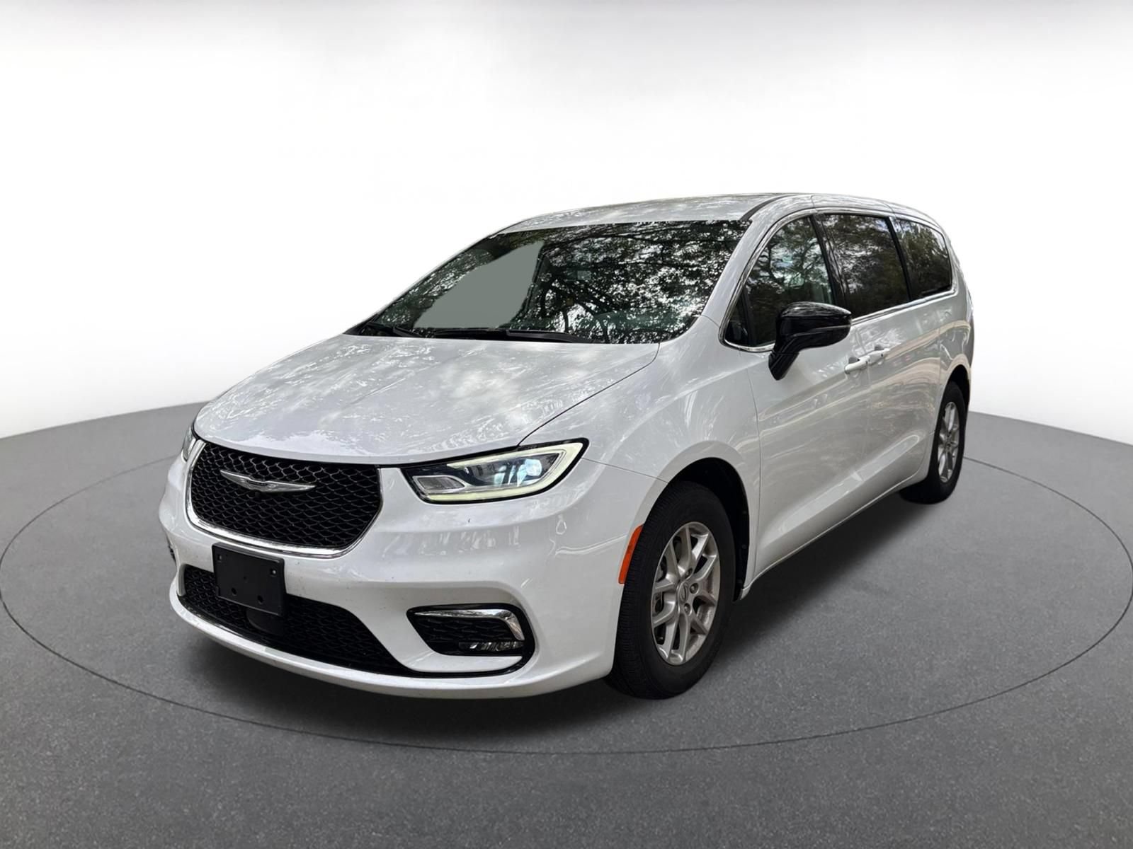 Used 2024 Chrysler Pacifica Touring-L FWD image 4
