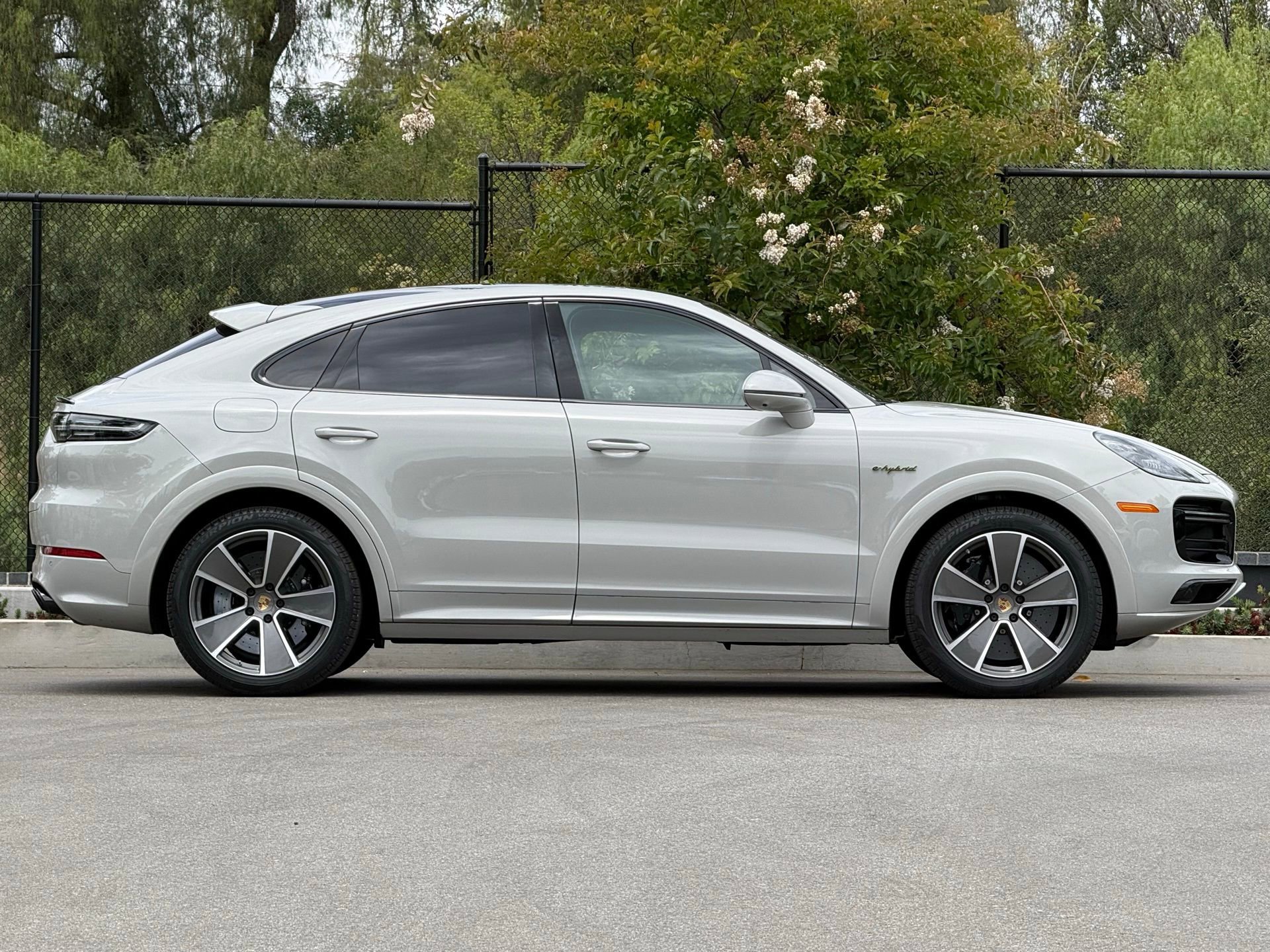 Certified 2022 Porsche Cayenne Turbo S AWD/4WD image 8