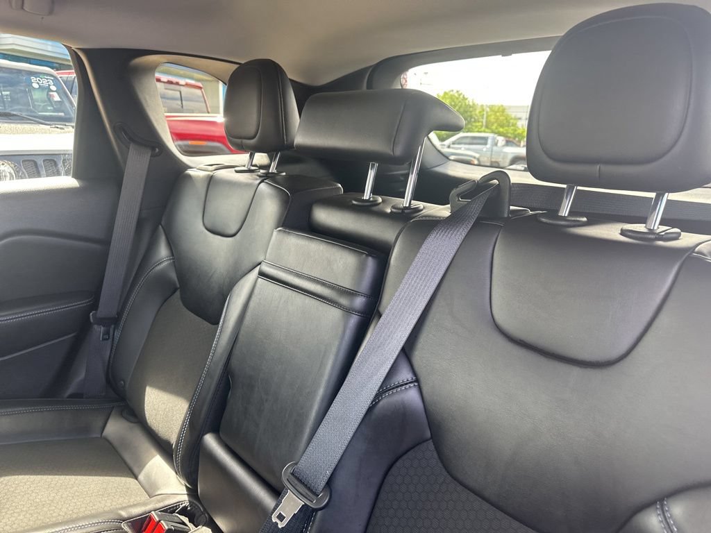 Used 2019 Jeep Cherokee Latitude Plus w/ Comfort/Convenience Group AWD/4WD image 20