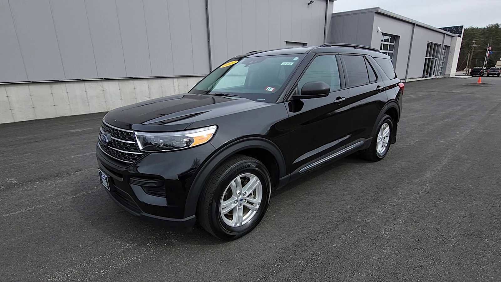 Used 2023 Ford Explorer XLT image 4