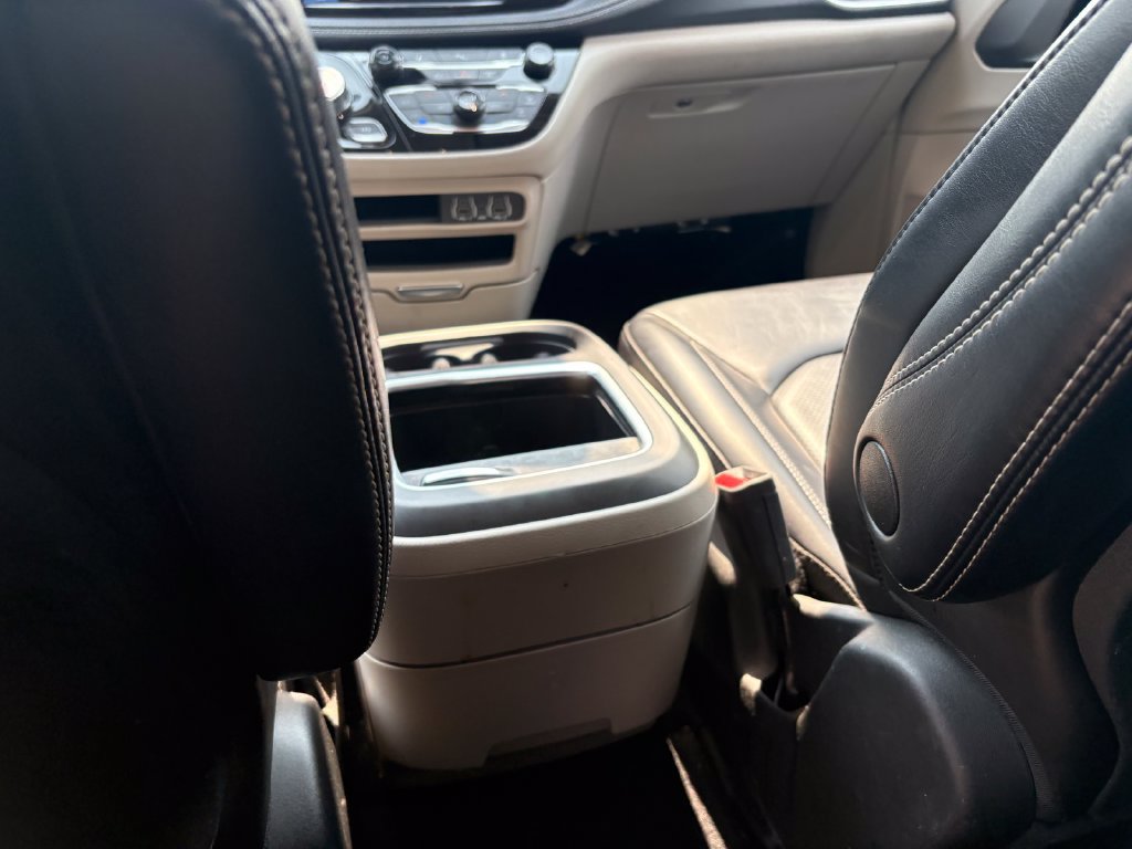 Used 2023 Chrysler Pacifica Touring-L FWD image 21