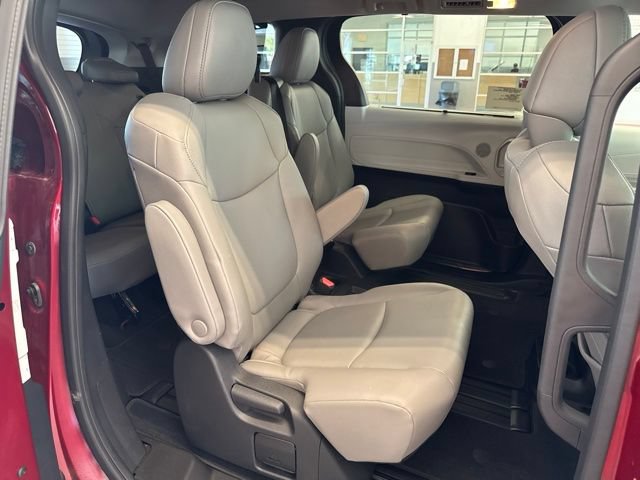 Used 2026 Toyota Sienna XLE FWD image 17