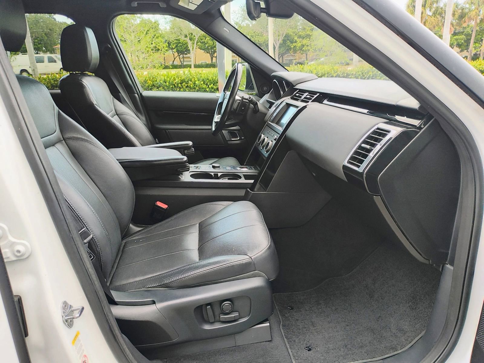 Used 2017 Land Rover Discovery SE image 17