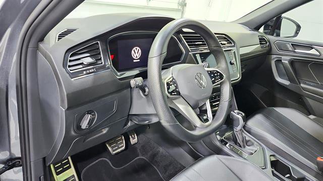 Used 2023 Volkswagen Tiguan SE R-Line FWD image 10