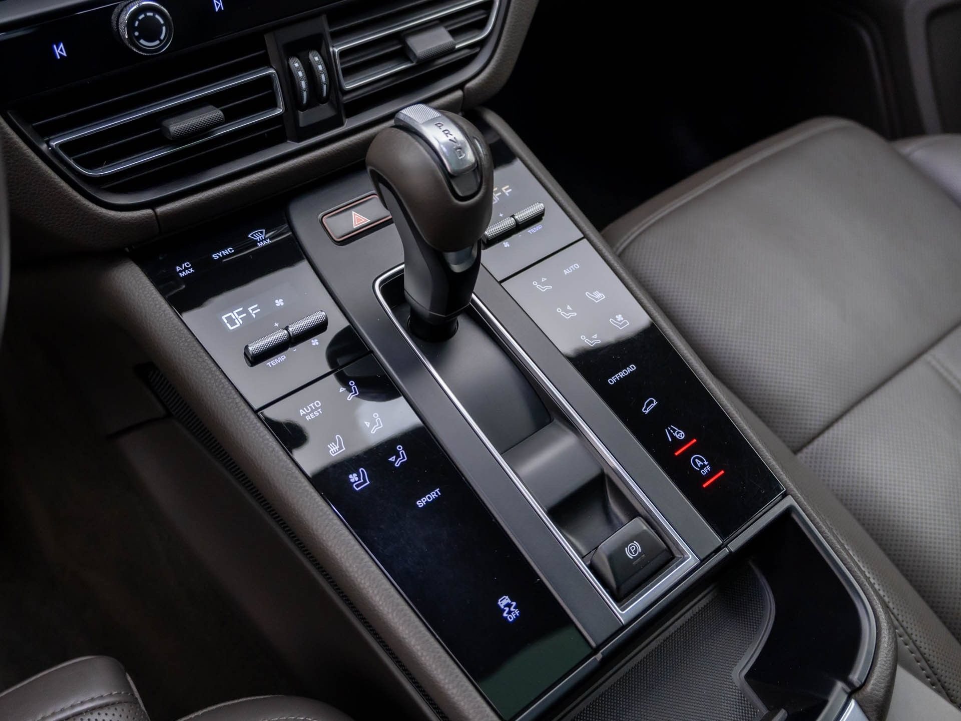 Certified 2023 Porsche Macan AWD/4WD image 25
