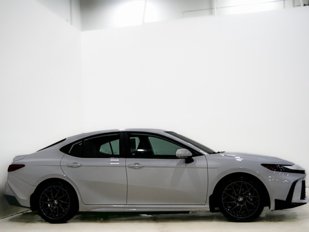 Used 2025 Toyota Camry SE image 4