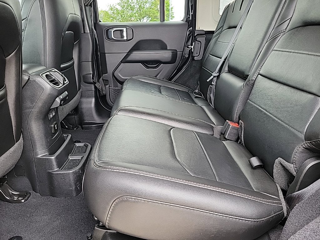 Used 2022 Jeep Wrangler Unlimited Sahara w/ Cold Weather Group AWD/4WD image 15
