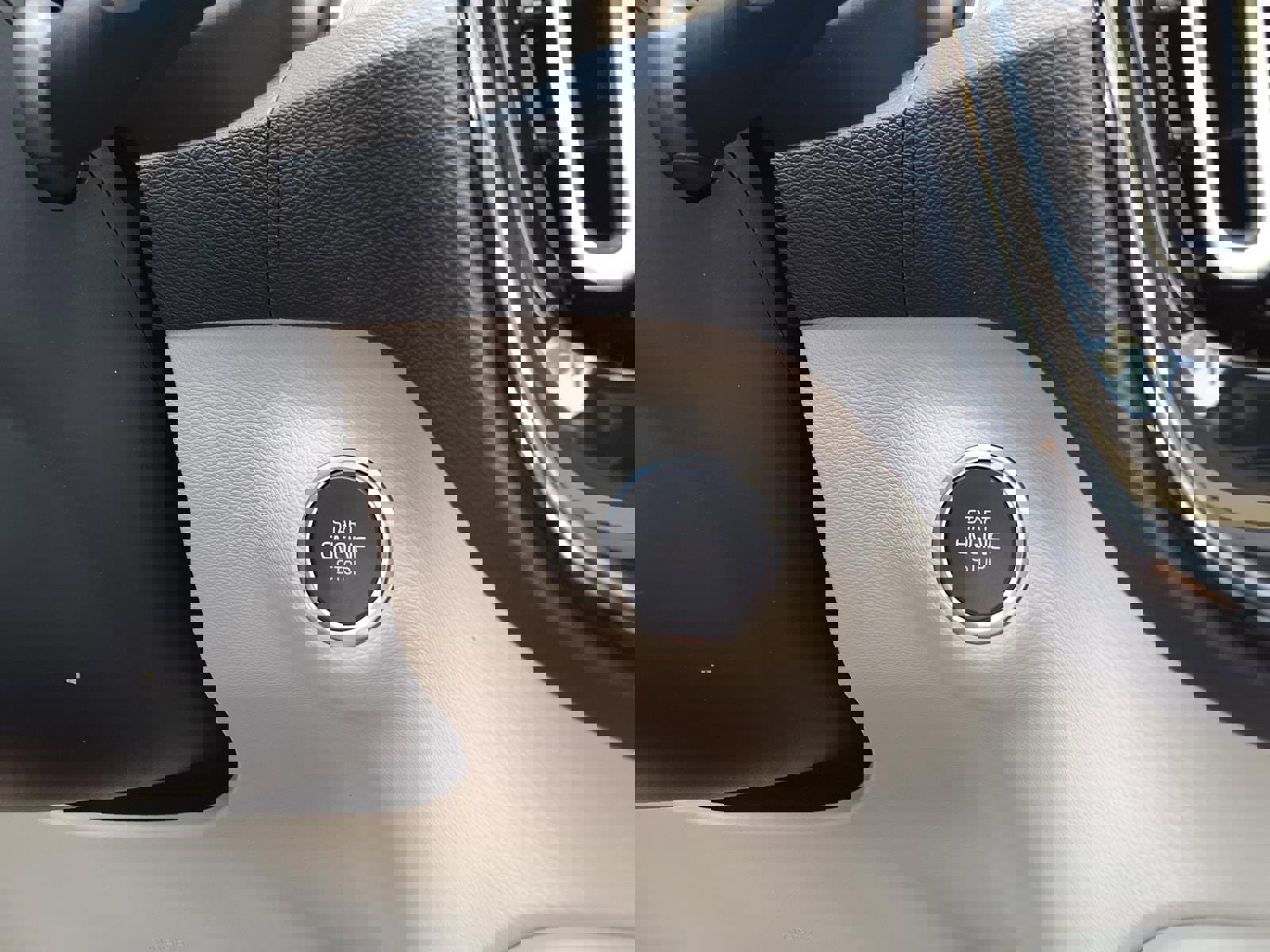 Certified 2023 Volvo XC40 B5 Plus AWD/4WD image 31