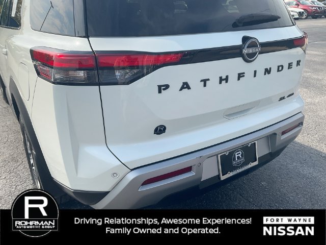 Used 2024 Nissan Pathfinder SL w/ Black Appearance Package AWD/4WD image 31