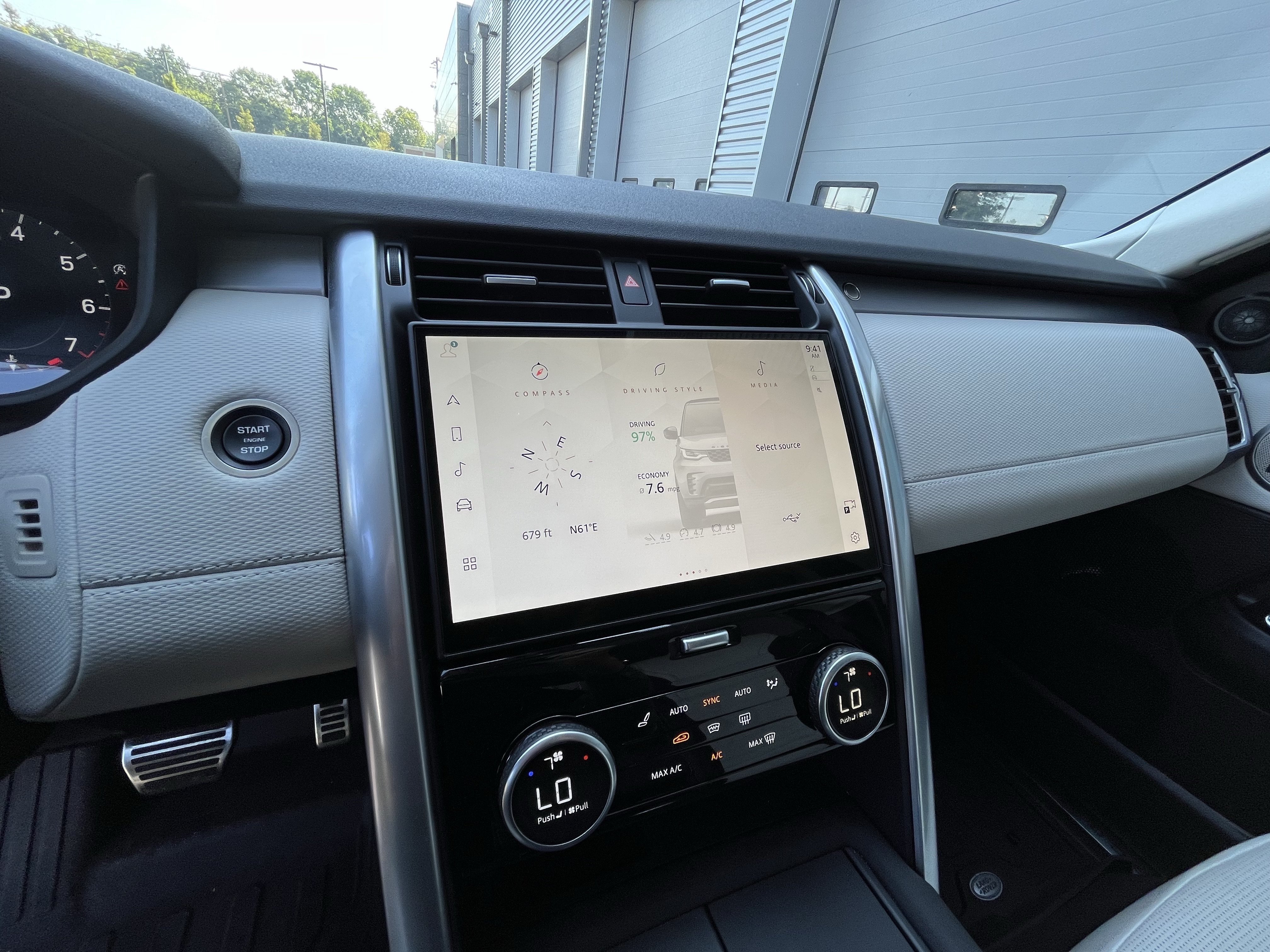 Used 2025 Land Rover Discovery Dynamic SE AWD/4WD image 29