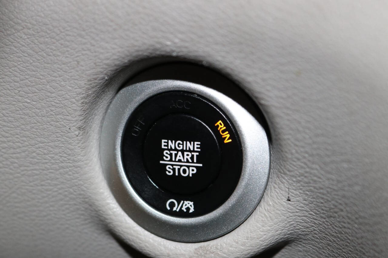 Used 2023 Chrysler Pacifica Touring-L image 43