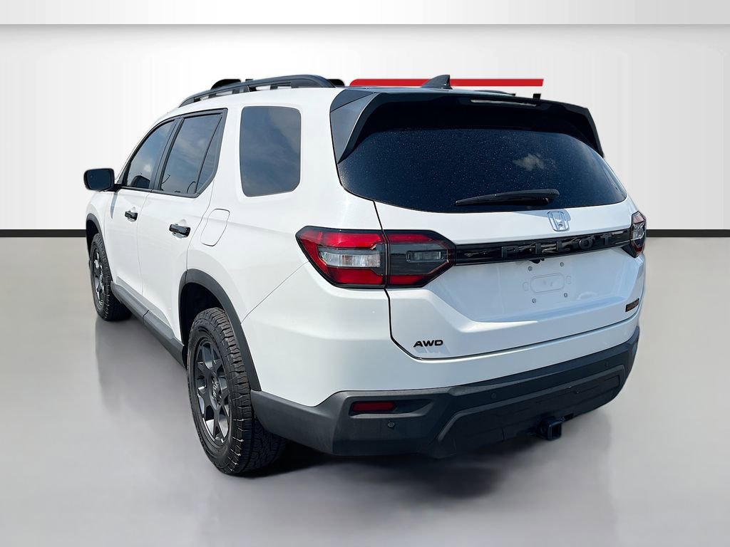 Used 2025 Honda Pilot TrailSport image 2