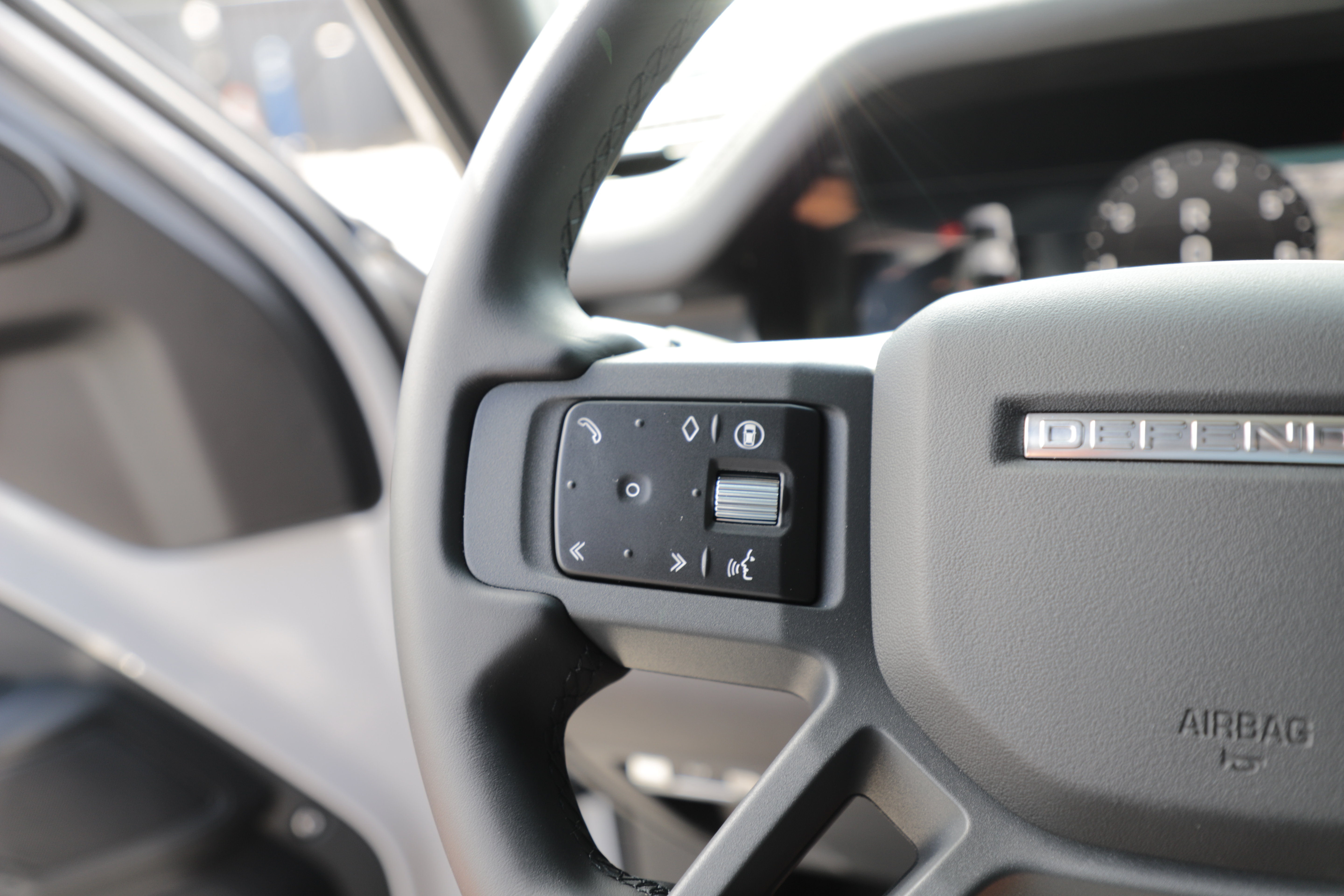 New 2026 Land Rover Defender 110 X-Dynamic SE AWD/4WD image 23