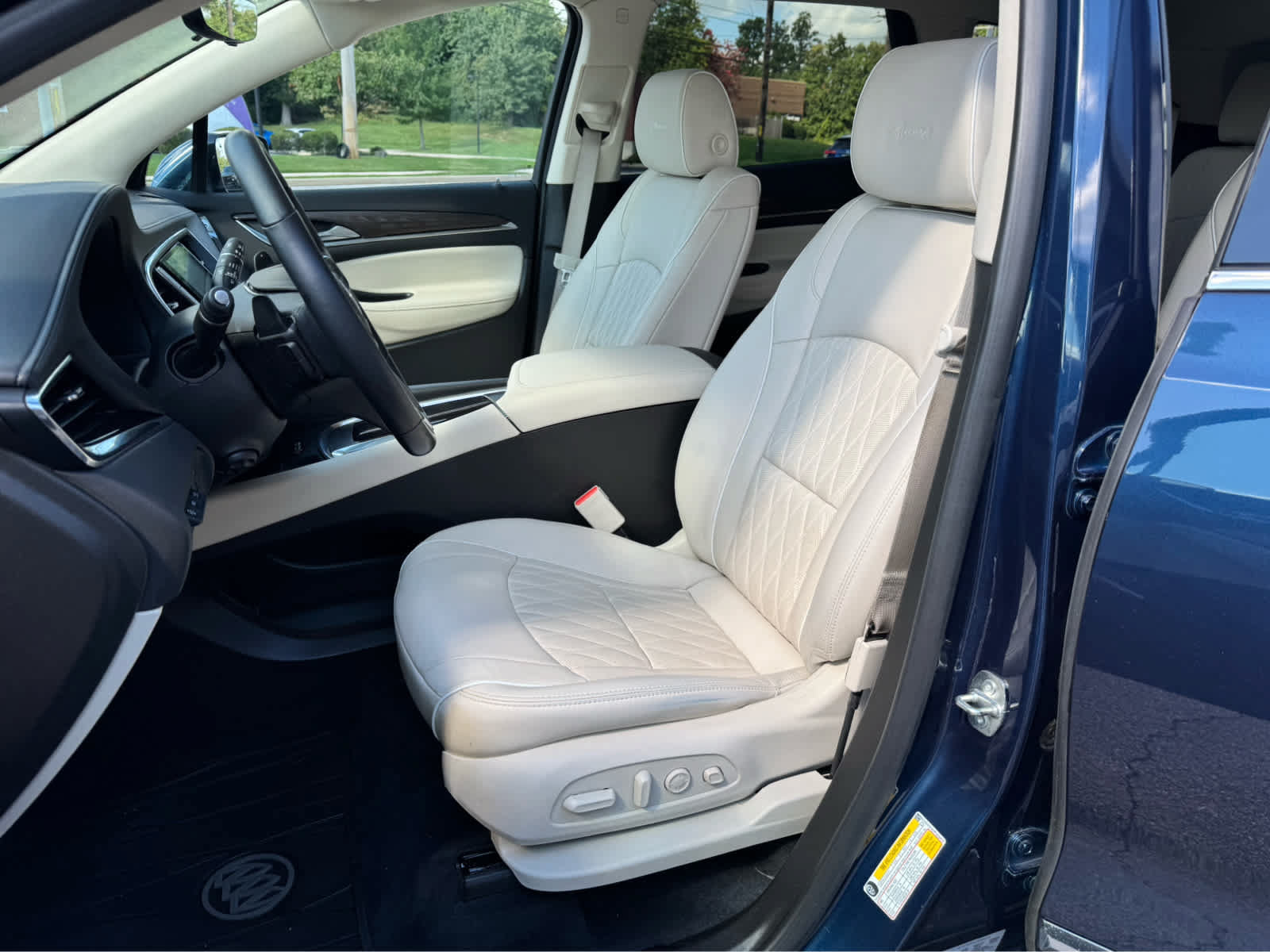 Used 2023 Buick Enclave Avenir w/ Avenir Technology Package AWD/4WD image 13